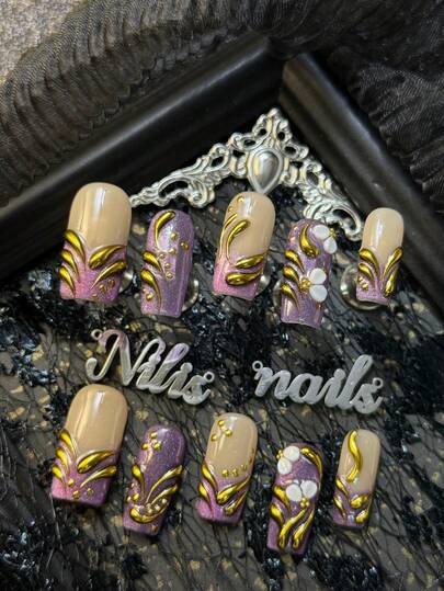 10 piezas Kit de uñas acrílicas cuadradas hechas a mano completamente cubiertas, uñas moradas, uñas francesas moradas, ojos de gato morados, usando oro para ondas de agua dibujadas a mano, pétalos blancos 3D y cuentas doradas y otros accesorios para uñas, estilo retro y elegante, muy adecuado para que las mujeres y las niñas lo usen en fiestas, ceremonias, todos los días, bodas, fiestas y otros festivales (incluye: una pieza de pegamento de gelatina y una tira de fricción) Suministros para uñas