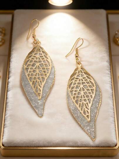 一对精致的天然叶形耳环，简约百搭又不失优雅，散发着奢华柔和的气息。独特的设计，适合通勤、约会、旅行等各种场合，更能修饰脸型。多种款式可选，精湛的工艺和优质的品质，轻松提升您的整体造型，是女士必备的百搭耳环。