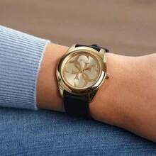 Guess Lady G 扭曲金色Logo黑色硅胶表带日常佩戴及派对礼品手表 W0911L3 - 黑金 - 查看 2