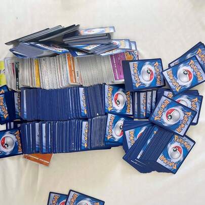 300+张集换式卡牌，包括V卡、Vmax卡、GX卡、稀有闪卡和其他高级收藏卡、PTCG游戏卡、派对和节日用品、随机款式