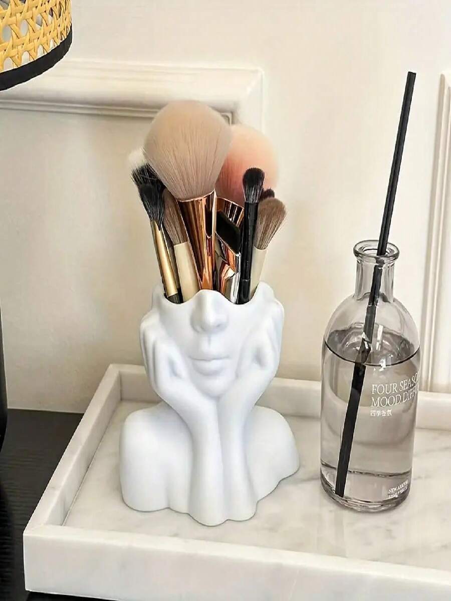 1pc Cute Face Shaped Makeup Brush Holder, Designed In Minimalist White Color To Create A Relaxing Facial Expression. This Artistic Piece Is Both Practical And Aesthetically , Suitable For Placing On The Desktop.