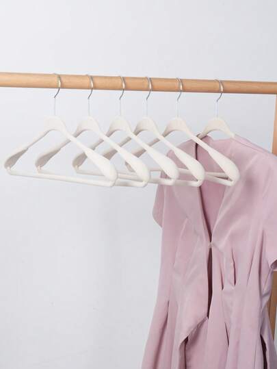 4个白色植绒防滑宽肩衣架，适用于卧室西装外套收纳，无痕衣架。