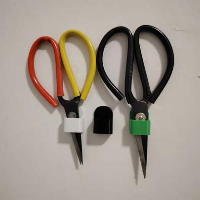 3D打印多功能缝纫机剪刀收纳盒，保持缝纫台面整洁，可收纳剪刀、镊子、拆线器及其他缝纫工具，兼具缝纫机剪刀保护套和壁挂式剪刀收纳功能，是缝纫师、服装厂的理想之选，也是缝纫机和缝纫用品收纳的完美补充。