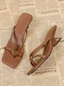 女士时尚交叉绑带方头凉拖鞋，法式夏季棕色PU不对称高跟拖鞋 - 棕色 - 查看 2