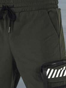 Pantalon de jogging cargo pour homme avec de multiples poches, taille et poignets élastiques, réglage par cordon de serrage, 8 poches, style tactique urbain, tissu extensible, coupe ajustée, poches latérales et détails fonctionnels. - Vert - Voir 3