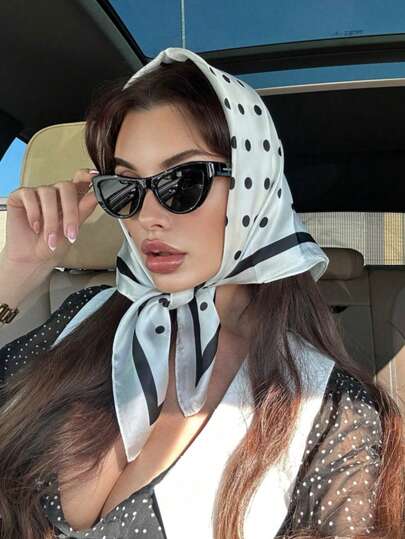 1条女士奢华、优雅、时尚的波点印花纯真丝方巾，尺寸为27.6英寸 x 27.6英寸，适合日常佩戴，也可作为礼服礼品。