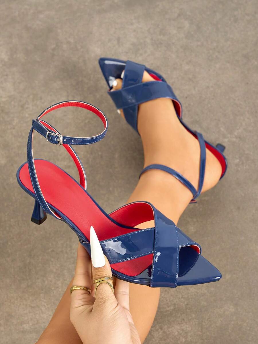 女士独特撞色性感交叉绑带高端镜面柔软迷人深蓝色户外猫跟尖头舒适弹力细高跟凉鞋，时尚百搭，适合街头、派对、约会、假日等场合。