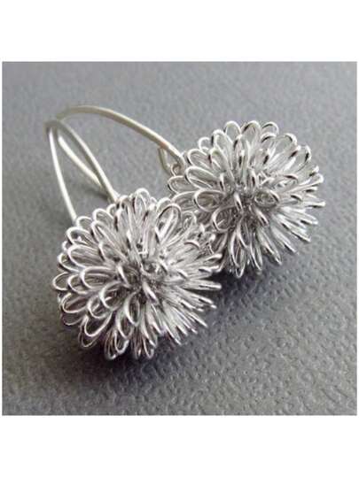 一对创意蒲公英球形花朵耳环，时尚可爱，适合与朋友聚会和日常搭配佩戴。