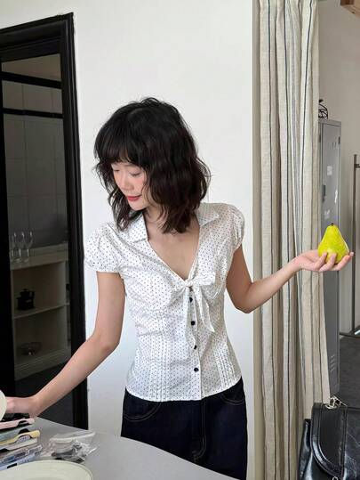 Áo sơ mi tay ngắn cổ chữ V chấm bi trắng, kiểu dáng ôm sát thanh lịch kiểu Pháp cho mùa hè.