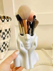 1pc Cute Face Shaped Makeup Brush Holder, Designed In Minimalist White Color To Create A Relaxing Facial Expression. This Artistic Piece Is Both Practical And Aesthetically , Suitable For Placing On The Desktop. - A - View 4