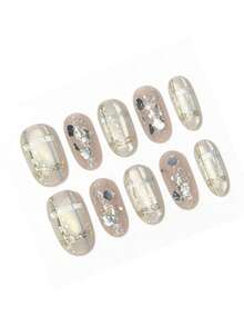 这款美甲贴片名为“裸色金箔网格”，共10片。它巧妙融合了半透明裸色和乳白色光泽，并以手绘金箔网格和银箔图案点缀，更显精致。亮泽的质地增强了梦幻般的光泽，使其成为喜爱奢华低调美甲人士的完美之选。 - 彩色 - 查看 2