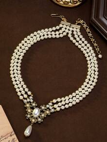 复古奢华高端多层仿珍珠花卉水滴优雅项链 | 宫廷复古派对的经典之选。采用镀金合金打造，经典的多层珍珠水滴吊坠设计，镶嵌光泽珍珠和闪耀水钻，优雅的线条展现出复古高贵的气质，是晚宴、复古派对和婚礼等正式场合的理想之选，助您轻松变身高贵淑女，光彩照人。 - 彩色 - 查看 4