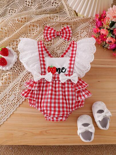 Bộ 2 món áo liền quần mùa hè dễ thương cho bé gái, phối ren hình dâu tây, nơ đôi và họa tiết kẻ caro tương phản, không tay, dây mảnh, hở lưng, kèm băng đô nơ.