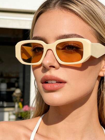 一副复古时尚女式眼镜，可爱百搭，是夏季送给女士的理想礼物，也适合搭配沙滩装、街头风、Y2K风、音乐节、休闲户外装扮，以及情侣款。