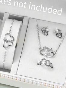 6 piezas Reloj de cuarzo de lujo elegante para mujer, conjunto de accesorios de lujo romántico para mujer (incluye reloj de cuarzo con números romanos, correa con diamantes, pulsera con corazón, collar con corazón, aretes con corazón, anillo con corazón). Centrado en tonos fríos y elementos con forma de corazón, el reloj presenta un bisel de doble capa con diamantes y un dial completamente cubierto de diamantes para realzar la sensación de lujo - Plateado - Ver 5