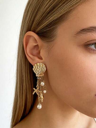 Hoa tai hình vỏ sò mạ vàng lấy cảm hứng từ đại dương, điểm nhấn là hình sao biển và ngọc trai.