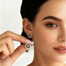 1对H形黑色耳钉，适合女性日常佩戴 - H字耳環 - 查看 3