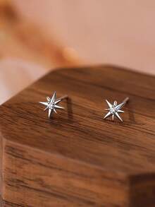 一对立方氧化锆极简星形耳钉，银色宇宙风格耳环，中央镶嵌水钻，低过敏性日常饰品，送给女朋友或闺蜜的礼物 - 銀色 - 查看 6