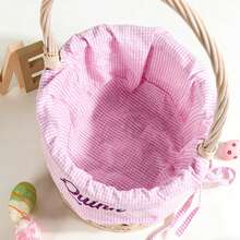 1 件个性化复活节篮子内衬（此链接仅包含内衬，不含篮子），采用精美条纹面料制成。可定制您的名字或首字母缩写。兔子造型篮子套装包含：1 个手工制作的复活节篮子内衬（绣有您的名字或首字母缩写，不含篮子）、1 个复活节彩蛋寻宝篮、1 个绣有名字的礼品袋以及高品质刺绣棉布。这是为您的复活节彩蛋寻宝活动增添特别意义的完美复活节礼物。 - 彩色 - 查看 9