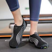 女士透气速干水鞋 - 轻便防滑水袜，适合沙滩、冲浪、游泳和钓鱼 - 黑色 - 查看 2