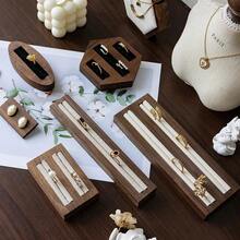 胡桃木黑色和米色戒指展示架，高端珠宝戒指展示架，珠宝店展示架，摄影道具 - 彩色 - 查看 5