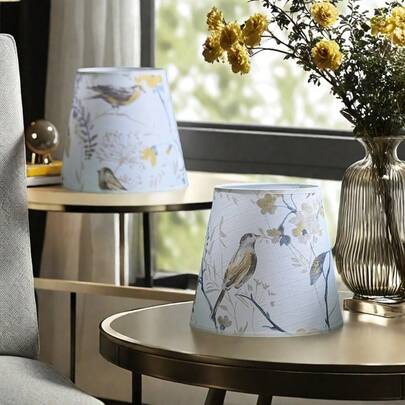 两件套艺术花卉图案灯罩——采用亚麻面料，饰以精致的笔触图案。兼容E26和E27灯座，适用于台灯或壁灯。是绝佳的家居装饰和精美的照明配件（仅包含灯罩）。