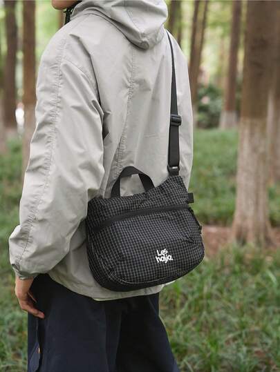 1个新款格子斜挎包，韩版ins风休闲运动多功能饺子包，适合健身、骑行等场合，面料