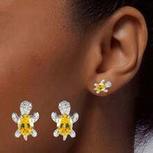 Pendientes de botón con diseño de tortuga marina en degradado, accesorio elegante adecuado para usar en la playa y en fiestas - Celeste - Ver 13