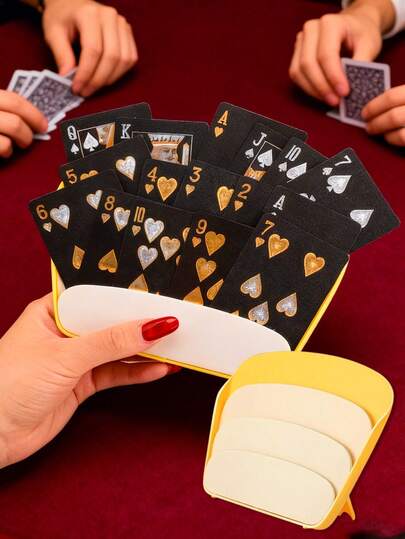 这款三层折叠卡包专为老年人设计，解放双手。它拥有40个大容量卡槽，并采用分隔设计，适合旅行、桌面使用和聚会等场合。