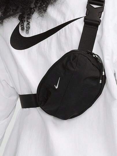  Nike Aura 系列极简主义 Logo 印花拉链封口可调节肩带尼龙单肩/斜挎/腰包，黑色