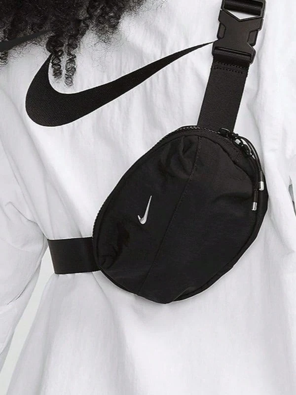 Nike Aura 系列极简主义 Logo 印花拉链封口可调节肩带尼龙单肩/斜挎/腰包，黑色 - 黑色 - 查看 1