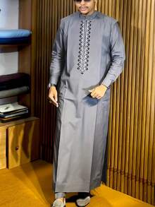 Bộ 3 món Agbada màu xám dành cho nam giới, gồm áo choàng thêu, áo sơ mi Dashiki và quần cạp chun, trang phục truyền thống châu Phi phù hợp cho các nghi lễ, đám cưới, lễ hội văn hóa và các sự kiện, thời trang nam châu Phi thanh lịch, phong cách hoàng gia tinh tế. - Màu Xám nhạt - Xem 1