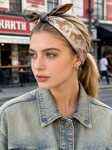 这款100%纯真丝女士围巾轻巧便携，可作头巾或颈巾佩戴，尽显优雅、清新、甜美的气质。尺寸为20.87 x 20.87英寸，适合约会和日常佩戴。 - 彩色 - 查看 3