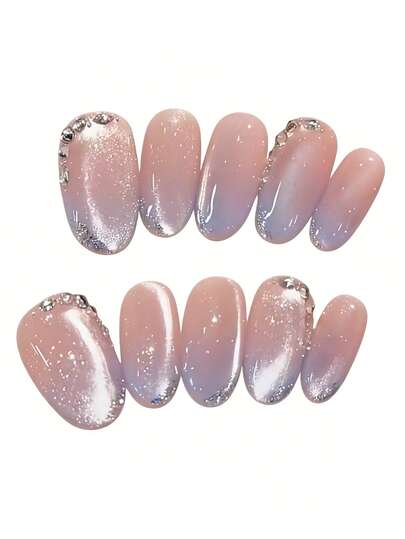 这款美甲套装包含10片指甲油，名为“粉红盐星尘”。它以柔和的乳粉色为底色，搭配闪亮的猫眼图案，宛如喜马拉雅粉红盐散发的柔和光泽。点缀以精致的银色闪粉和散落的透明水钻，营造出清新简约的氛围，完美契合喜爱低调独特美甲的你。