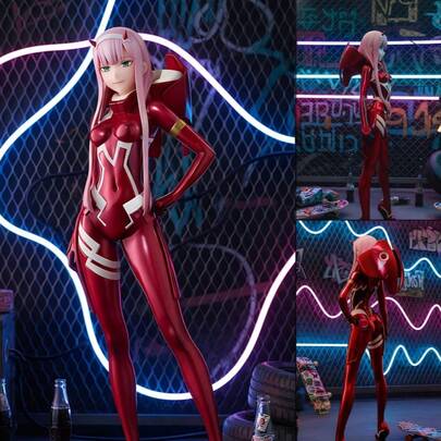 1个动漫赛博朋克霓虹风格红色女战士收藏手办，专业涂装工艺，是送给朋友、情侣、家人、圣诞节、万圣节、节日的理想礼物。