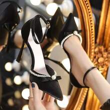 Zapatos de tacón para mujer Zapatos de tacón de aguja con punta cerrada, adorno de perlas y delicado cierre con broche de lazo. Elegantes zapatos de novia con un aire de cuento de hadas. - Negro - Ver 2