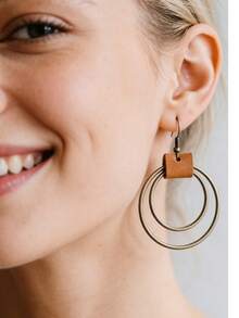 1 Pair Bronze Leather Hoop Earrings, Double Metal Rings Low Allergy Brown Leather Strap Retro Gold Earrings, Bohemian Style - Multicolor - View 4