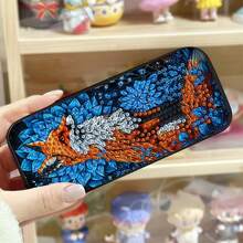 1个钻石画眼镜盒，图案包括马、猫头鹰、鸟、狐狸，采用PU皮革材质，饰以不对称水晶，适合存放眼镜，防尘防震，便携式户外眼镜盒 - 查看 5