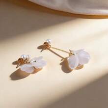 一对不对称花瓣设计优雅耳环，适合新娘、婚礼、订婚、成人礼等场合佩戴。 - 白色 - 查看 1