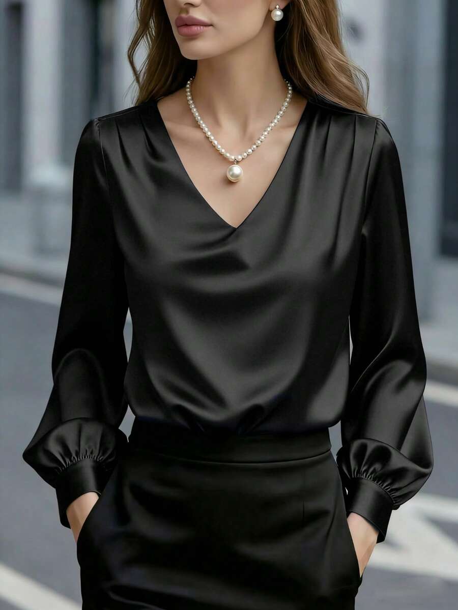 Blouse à col V en satin Top de gamme pour femmes - Texture douce et coupe minimaliste, disponible en plusieurs couleurs. Chemise élégante convenant pour le bureau, le thé de l'après-midi, les sorties de fête (style de fête du Nouvel An) - Mode pour l'automne, l'hiver, le printemps Noir - Noir - Voir 1