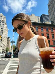 女士椭圆形小镜框高品质简约网红时尚眼镜，适合日常佩戴、街拍、度假旅行、夏季海滩等场合，充满学院风，猫眼形镜腿设计，展现时尚品味。 - 玳瑁框灰片 - 查看 3