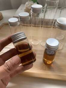 4个3厘米 x 6厘米（25毫升）玻璃瓶，配有密封铝盖和硅胶垫圈，防漏。经典迷你梅森罐设计，小巧便携。适合存放香水、精油、化妆品、药膏等，非常适合旅行、居家使用和DIY。 - 查看 1