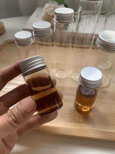 4个3厘米 x 6厘米（25毫升）玻璃迷你瓶，配有密封铝盖和硅胶垫圈，确保牢固防漏。采用经典的迷你梅森罐设计，这些瓶子小巧精致，便于携带且实用。可用于分装和储存香水、精油、化妆品、药膏等，是旅行、居家和手工制作的理想之选。