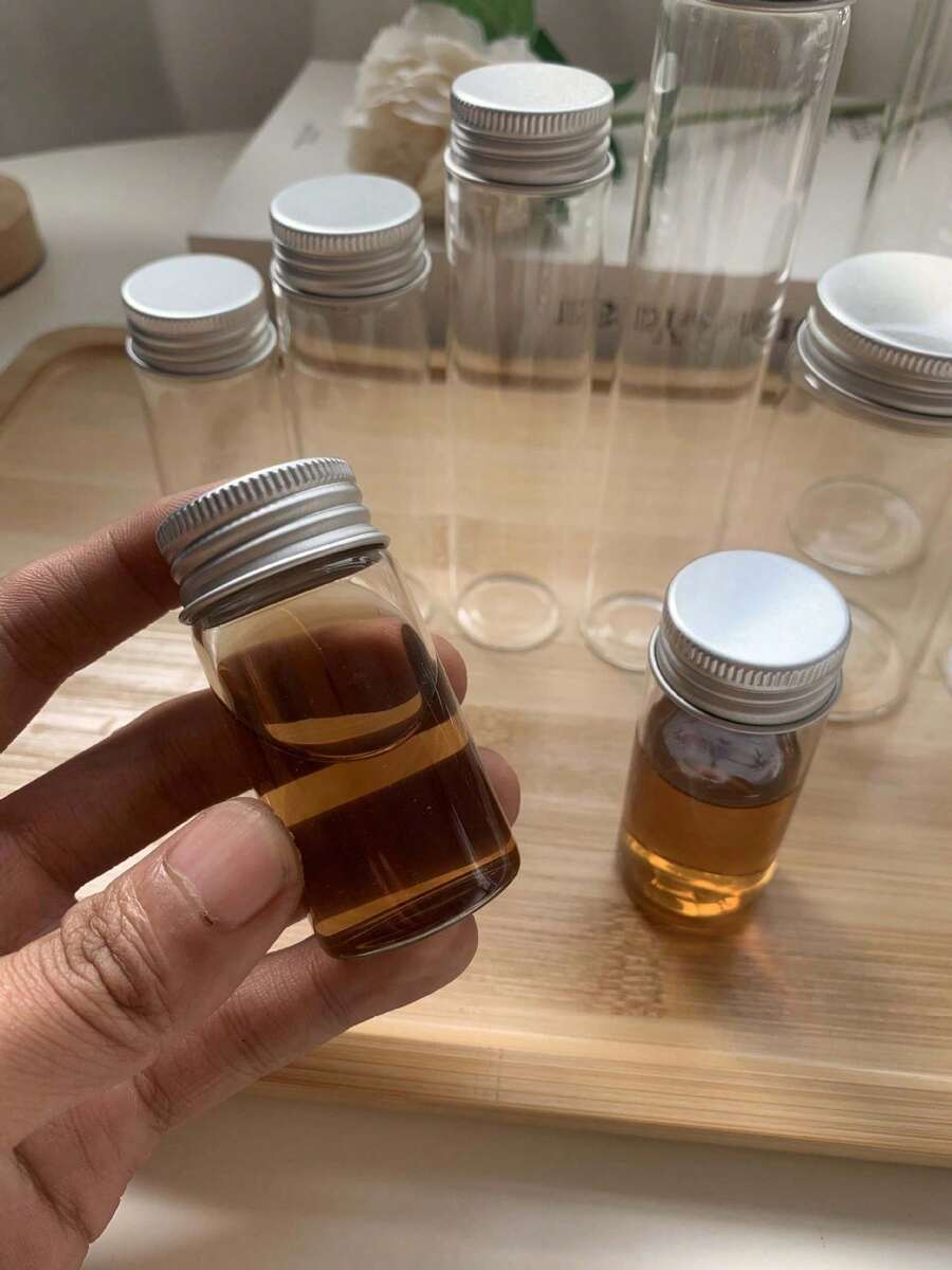 4个3厘米 x 6厘米（25毫升）玻璃瓶，配有密封铝盖和硅胶垫圈，防漏。经典迷你梅森罐设计，小巧便携。适合存放香水、精油、化妆品、药膏等，非常适合旅行、居家使用和DIY。 - 查看 1