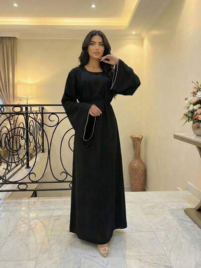 一件优雅喇叭袖水钻袖口圆领连衣裙，适合春夏正式或晚宴场合。