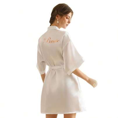 Áo choàng cưới lãng mạn sang trọng kiểu Pháp, áo kimono tay dài thắt eo, chất liệu giả lụa cao cấp, mềm mại, thoáng khí, thêu hoa vàng hồng phía sau chữ "Cô dâu", trang trí viền tối giản, phù hợp cho chụp ảnh cưới buổi sáng, đám cưới ngoài trời, phòng thay đồ khách sạn, khu nghỉ dưỡng bên hồ bơi, tiệc đính hôn, ngày Valentine, tuần trăng mật, quà tặng cho phù dâu, áo choàng tắm độc quyền.