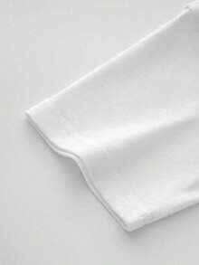 Retrato artístico de una mujer misteriosa con fondo en tonos oscuros y joyas brillantes que evocan poder y elegancia camiseta de mujer 220g casual moderna de manga corta oversized - Blanco - Ver 3