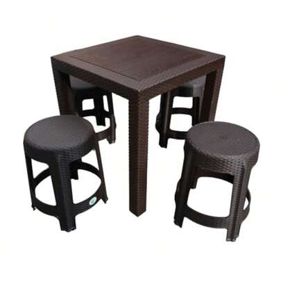 MR. GADGETS Mesa Estilo Textura Ratán 80x80x74cm con 4 Bancos Redondos Comedor de Plástico Reforzado Uso Rudo Resistente Comodo Juego de Muebles para Jardín Exteriores Chocolate