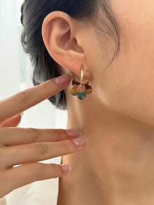LADYCOCO 1 Par de Brincos Pendentes Acrílicos Fashionáveis e Fofos de Cinco Pétalas, Adequados para Combinação Diária, Encontros, Festas, Presentes para Mulheres, Feitos de Ganchos de Aço Inoxidável 316 Hipoalergênicos, Super Adoráveis com Design Giratório - Multicolorido - Visão 4
