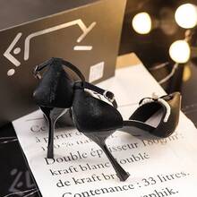 Zapatos de tacón para mujer Zapatos de tacón de aguja con punta cerrada, adorno de perlas y delicado cierre con broche de lazo. Elegantes zapatos de novia con un aire de cuento de hadas. - Negro - Ver 5